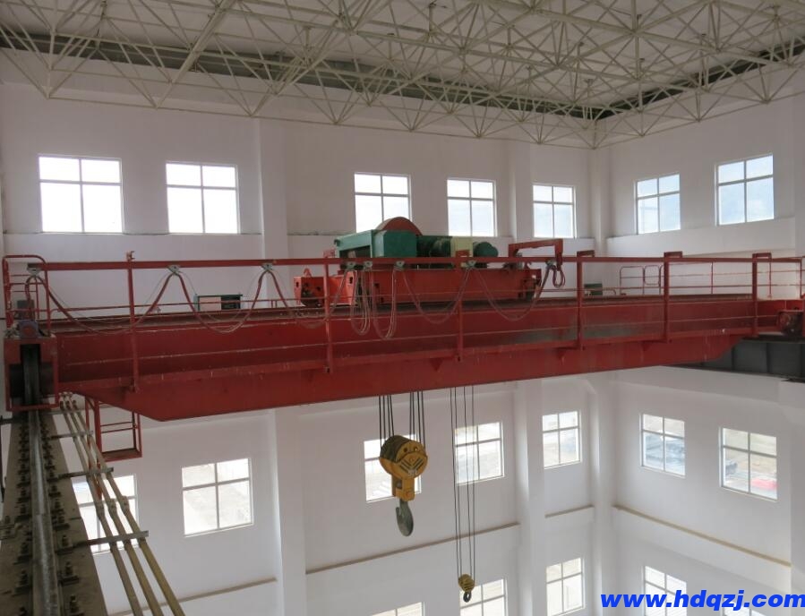 哪些因素影響雙梁橋式起重機的運行效率？